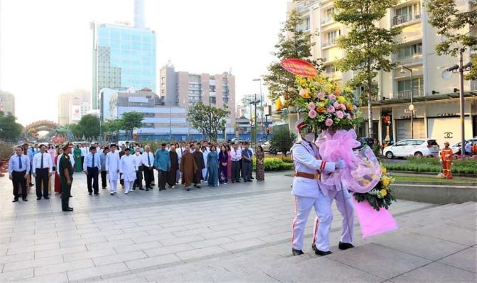 The Party Committee of Ho Chi Minh City State Investment and Financial Company (HFIC) laid flowers at the Ho Chi Minh Monument