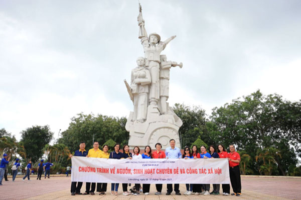 The City Party Committee Office organized a commemorative visit to the historical site and a meeting.